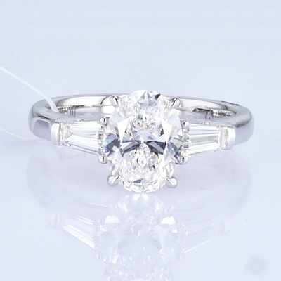18k Weiß Lab Grown Diamant Ring Drei Steine Design 1ct+ D VVS2 Klassik Design Oval Form